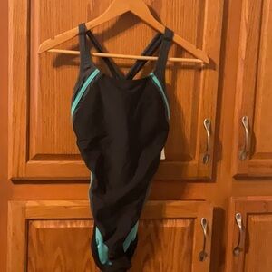 Good used ladies speedo 1 piece swimsuit size 6
